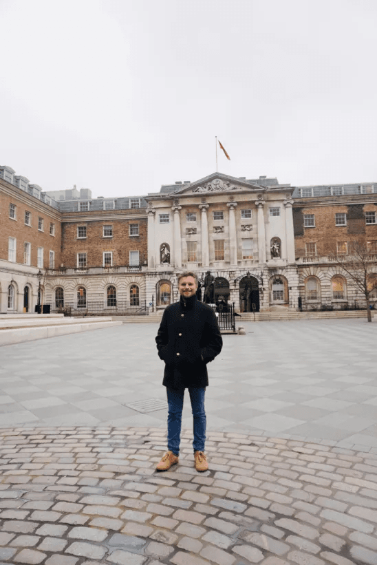 Foto minha na frente do campus da King's College London em 2024