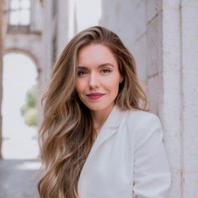 Maíra Cavenago